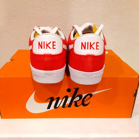 Nike - Picture 3 of 4